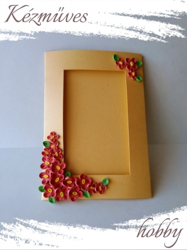Quilling ajándék - Képeslap, fényképtartó - Díszített képtartó zöld-gyöngyházfényű sárga - Quilling képeslap, fényképtartó