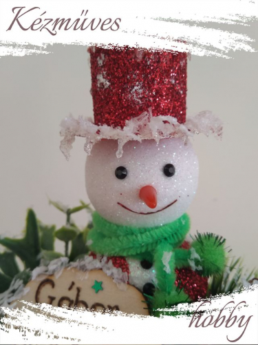 Quilling ajándék - Karácsonyi asztaldísz - Havas hóember névre szóló táblával - Karácsonyi asztaldísz