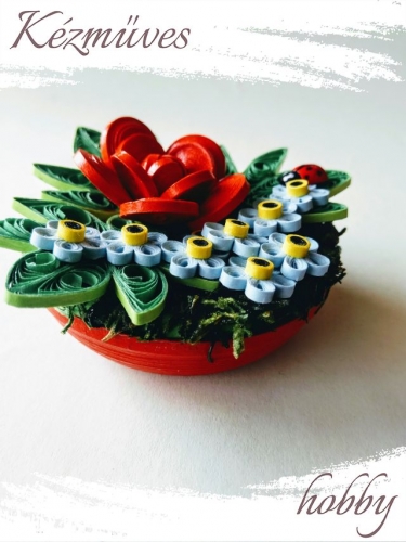 Quilling ajándék - Asztaldíszek - Kék nefelejcs piros virággal - Quilling Asztaldísz