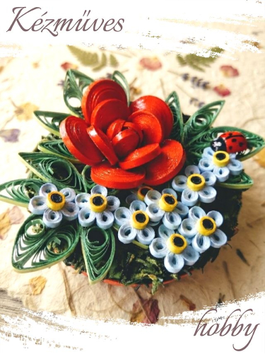 Quilling ajándék - Quilling termékek - Kéknefelejcs piros virággal - Quilling Asztaldísz