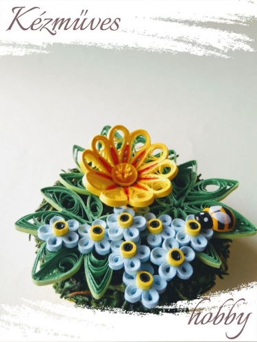 Quilling ajándék - Asztaldíszek - Kék nefelejcs sárga virággal - Quilling Asztaldísz