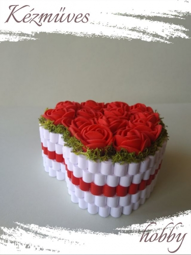 Quilling ajándék - Virágdoboz - Piros szív alakú rózsadoboz - Virágdoboz