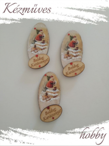 Quilling ajándék - Karácsony, Tél - Hűtőmágnes - Boldog Karácsonyt táblás felirattal - Karácsonyi hűtőmágnes