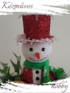 Quilling ajándék - Karácsonyi asztaldísz - Havas hóember Boldog Karácsonyt táblával - Karácsonyi asztaldísz