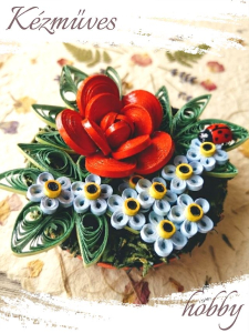 Quilling ajándék - Quilling termékek - Kéknefelejcs piros virággal - Quilling Asztaldísz